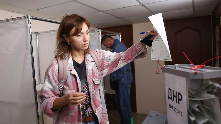 Russische Transparenz: ungefaltete Wahlzettel in durchsichtigen Wahlurnen.