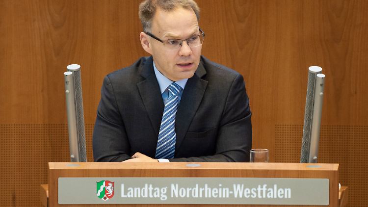 Neun Abgeordnete stimmten für den Ausschluss von Christian Blex, zwei stimmten dagegen.