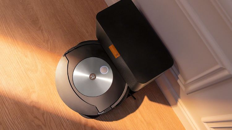 Der "iRobot Roomba j7+" saugt als einziges Gerät im Test sowohl Hartboden als auch Teppichboden gut.