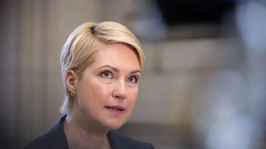 Manuela-Schwesig-SPD-Ministerpraesident-von-Mecklenburg-Vorpommern-im-Bundesrat