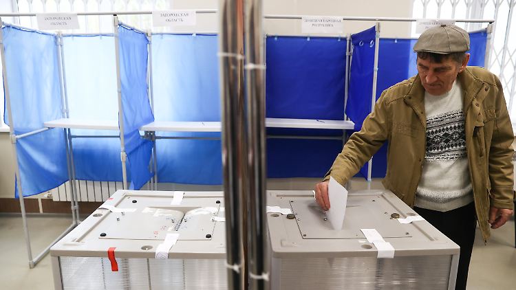Ukrainische Bewohner der besetzten Gebiete sollen zum Urnengang gezwungen worden sein, berichten Beobachter.