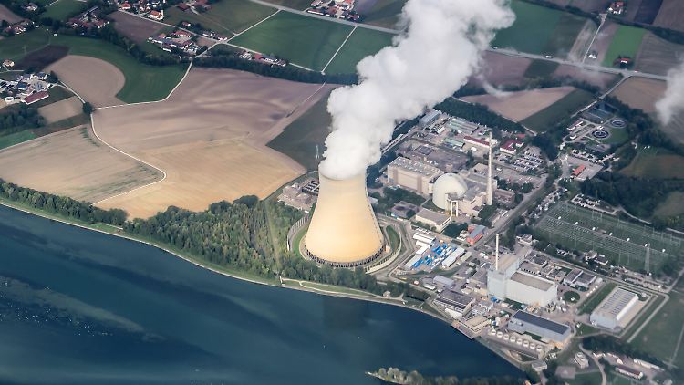 Isar 2 ist eines der beiden süddeutschen AKWs, die weiter am Netz bleiben müssen, sagt Bundeswirtschaftsminister Habeck.