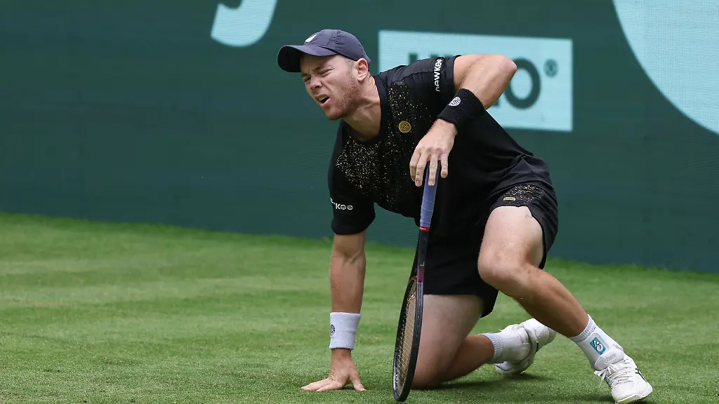 Dominik-Koepfer-kniet-auf-dem-Rasen