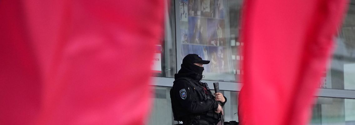 Bewachung um auf Nummer sicher zu gehen: Ein Polizist des russischen Innenministeriums vor dem Wahllokal während des Scheinreferendums in Luhansk.