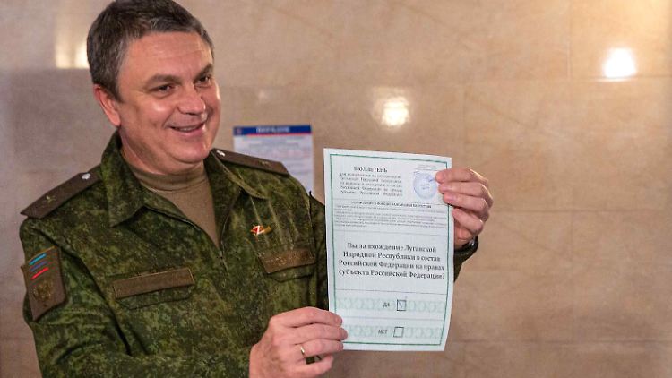 Der Leiter der selbsternannten Volksrepublik Luhansk, Passetschnik zeigt stolz einen Wahlzettel, auf dem die Zustimmung zum Anschluss an Russland angekreuzt wurde. 