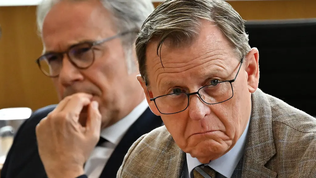 Bodo-Ramelow-r-Die-Linke-Ministerpraesident-von-Thueringen-und-Georg-Maier-l-SPD-Innenminister-von-Thueringen-zu-Beginn-einer-Sitzung-des-Thueringer-Landtags