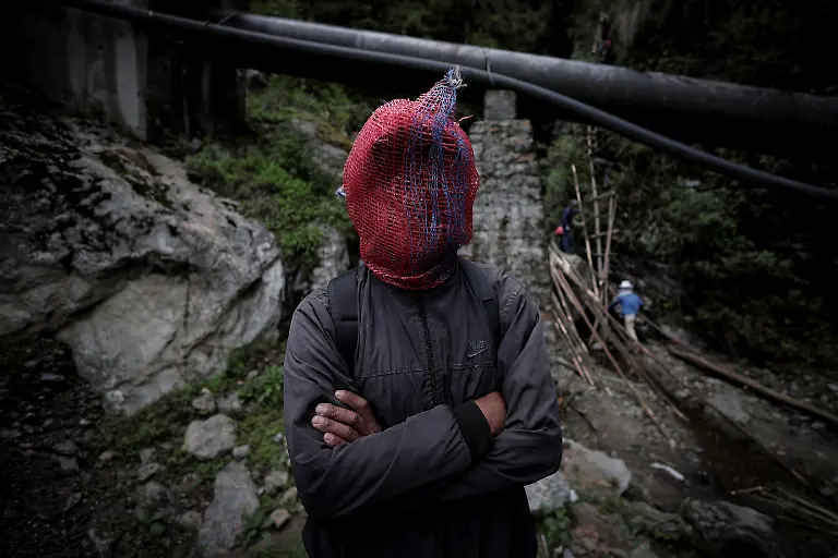 2024-06-05T100226Z-1488070499-RC2608AG2PH7-RTRMADP-3-CLIMATE-CHANGE-NEPAL-HONEY