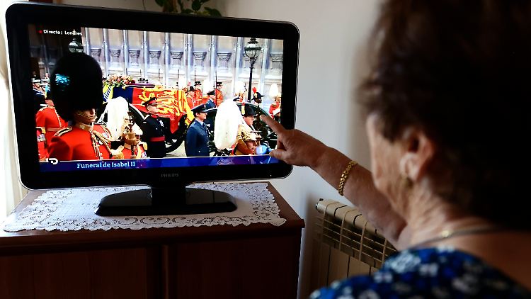 Auch in Spanien sahen sich Menschen die Beisetzung der Queen im Fernsehen an. Weltweit waren es aber deutlich weniger als angenommen.