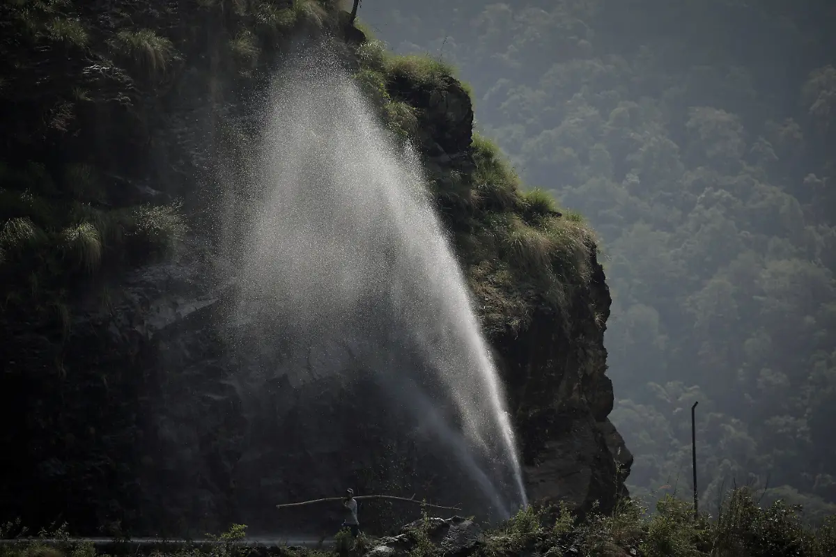 2024-06-05T100240Z-300622665-RC2308ANVLIM-RTRMADP-3-CLIMATE-CHANGE-NEPAL-HONEY