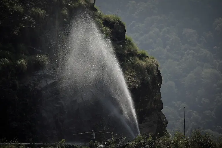 2024-06-05T100240Z-300622665-RC2308ANVLIM-RTRMADP-3-CLIMATE-CHANGE-NEPAL-HONEY