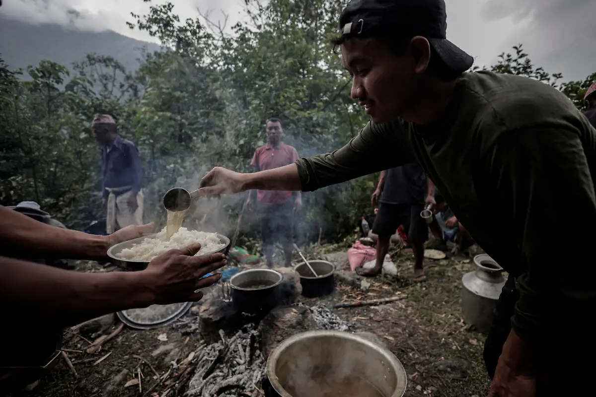 2024-06-05T100227Z-1003044974-RC2508A07ACW-RTRMADP-3-CLIMATE-CHANGE-NEPAL-HONEY