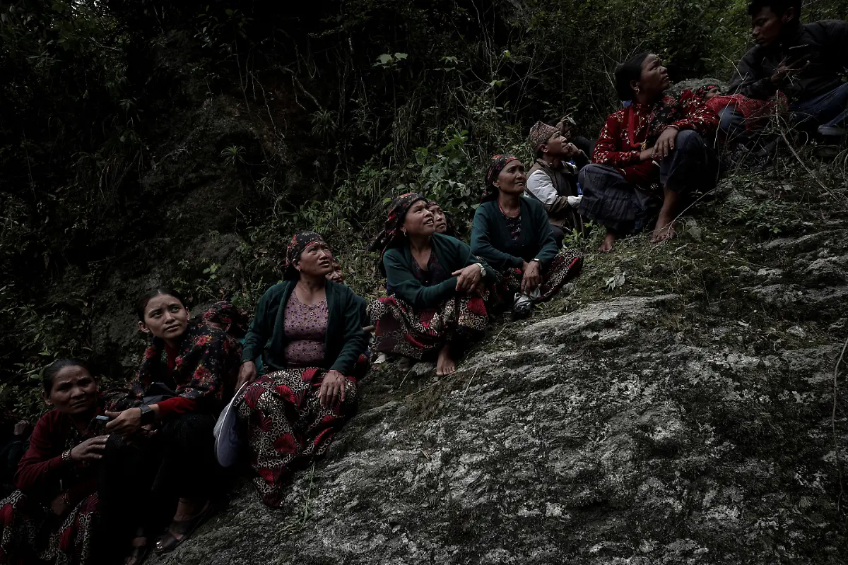 2024-06-05T100216Z-1209070463-RC2708AI1DB0-RTRMADP-3-CLIMATE-CHANGE-NEPAL-HONEY