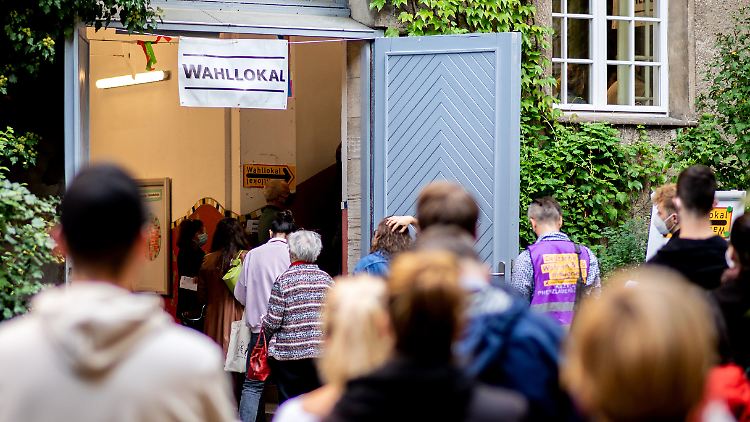 Vor mehreren Wahllokalen bildeten sich lange Schlangen - die Wahlzettel gingen mancherorts aus.