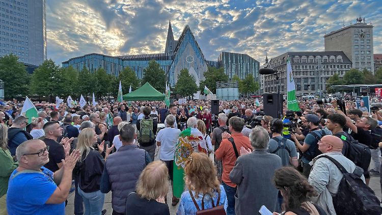 Demonstration rechter Splitterpartei in Leipzig: Die Zustimmung zur Demokratie nimmt ab.