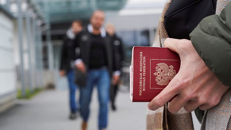 Ein junger Russe will nach Finnland flüchten: Ab sofort geben die russischen Behörden keine Reisepässe an Wehrpflichtige mehr aus.