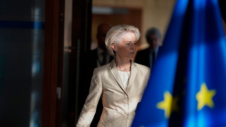 Von der Leyen möchte neben dem Preisdeckel für Ölimporte auch weitere Importbeschränkungen gegen Russland verhängen.