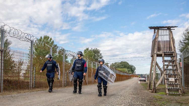 Ungarische Beamte an der Grenze zu Serbien. Von Belgrad aus reisen vermehrt Migranten weiter in die EU.