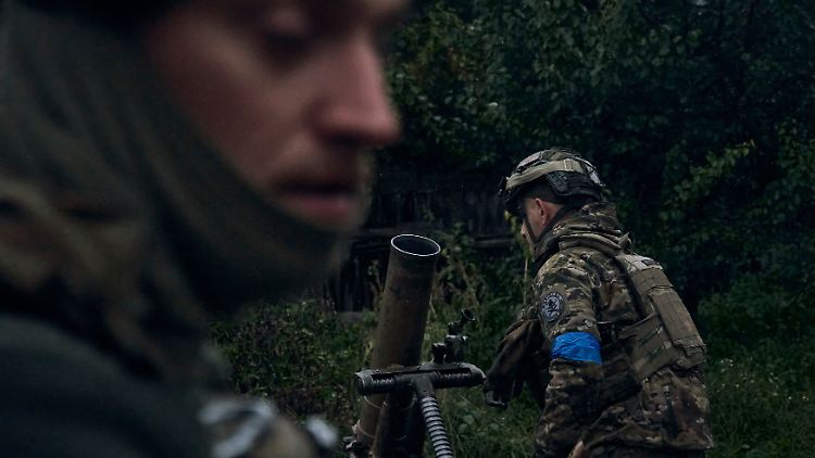 Offensive in Donezk: Ukrainische Soldaten feuern bei Kupjansk.