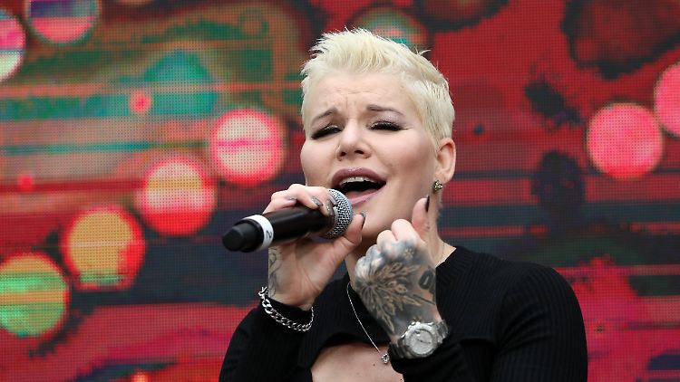 Versenkt Ballermann-Sängerin Melanie Müller gerade ihre Karriere im Neonazi-Sumpf?