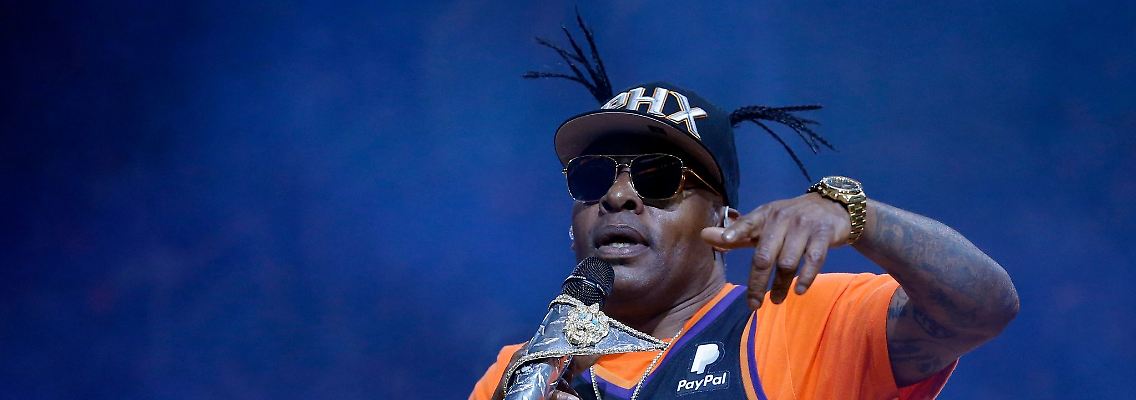 Coolio tritt in der Halbzeitpause eines NBA-Basketballspiels im US-Bundesstaat Arizona auf.