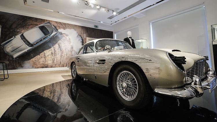 Auch dieser Aston Martin DB5 mit deutlichen Schrammen, einer von acht Stunt-Nachbauten, die von Aston Martin für den Film hergestellt wurden, kam bei Christie's unter den Hammer.