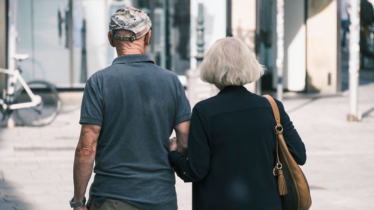 Mit 38,2 Prozent übersteigt die Zahl der betroffenen Rentnerinnen die der Rentner um ein Vielfaches.