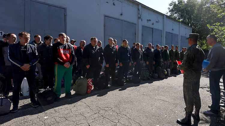 Russland beruft Zehntausende neuer Rekruten ein, die Berichten zufolge mehr schlecht als recht ausgestattet sind.