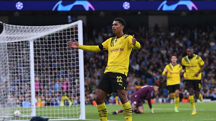 "Ich bin's, Jude Bellingham", erklärt der BVB-Spieler den Fans im Stadion von Manchester City. Dort hatte er in der Champions League getroffen. 