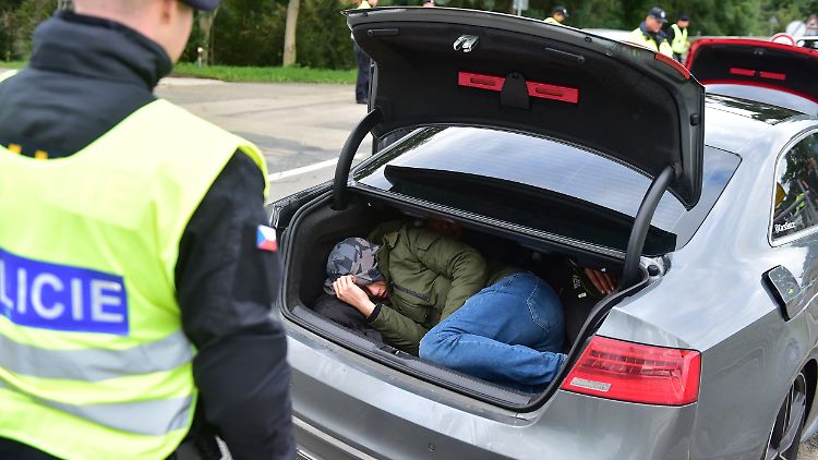 Am tschechisch-slowakischen Grenzübergang wird ein Migrant im Kofferraum eines Auto entdeckt.