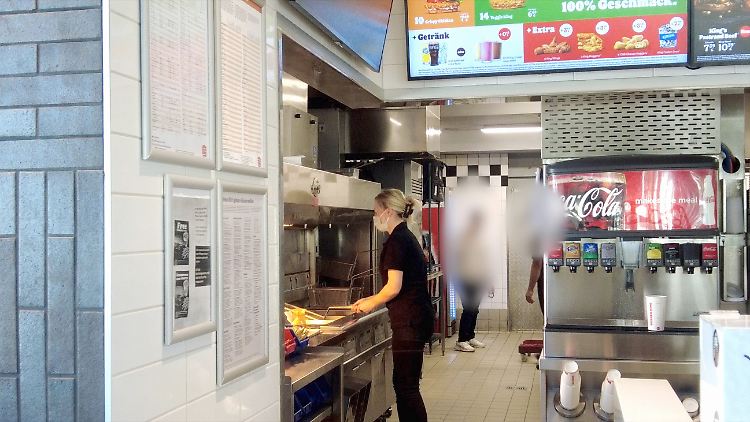 Eine RTL-Reporterin arbeitet undercover in einer Burger-King-Filiale in München.