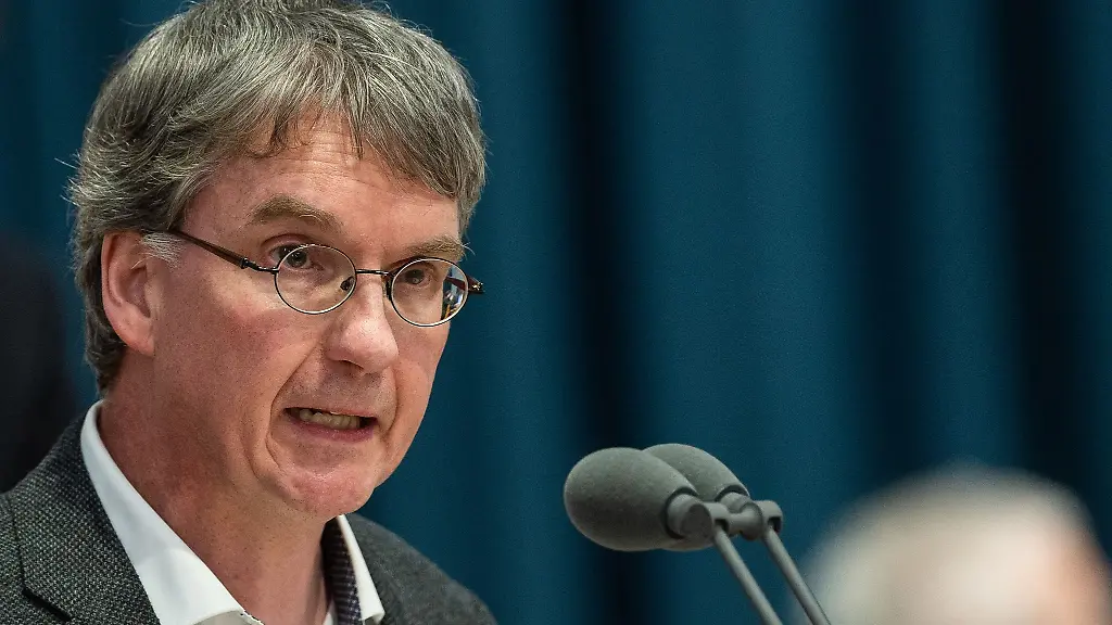 Martin-Louis-Schmidt-AfD-Fraktionsmitglied-in-Rheinland-Pfalz-spricht-waehrend-einer-Sitzung-im-rheinland-pfaelzischen-Landtag