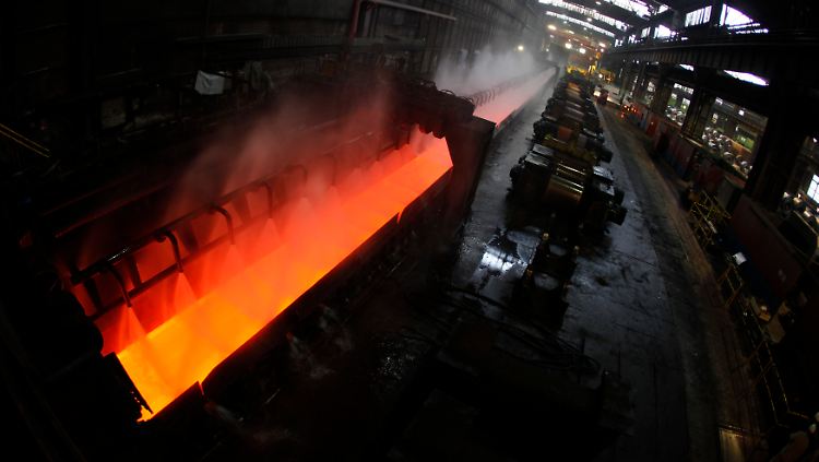 Zentraler industrieller Werkstoff: Glühender Stahl Standort Duisburg.