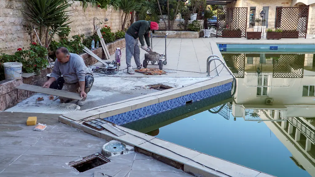 2022-03-02T000000Z-1701445666-RC2DUS9KTPES-RTRMADP-3-HEALTH-CORONAVIRUS-EUROPE-TOURISM