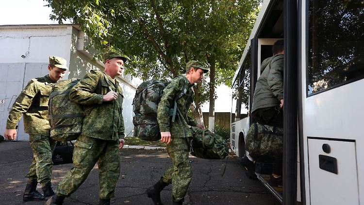 Ohne Ausbildung und Ausrüstung direkt an die Front: Berichte von Rekruten wühlen die russische Gesellschaft auf. 