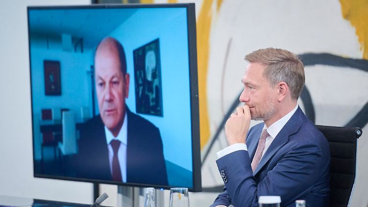 Angesichts des russischen Angriffskrieges in der Ukraine sei es besonders wichtig, dass "wir alle Kraft zeigen, die wir haben", sagt Scholz, der noch in Corona-Quarantäne ist.