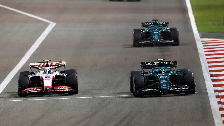 Mick Schumacher (l.) im Haas gegen Hülkenberg (r.) im Aston Martin beim Rennen in Bahrain. 