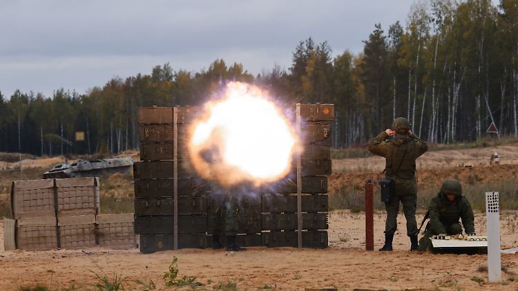 Mobilisierte russische Reservisten während einer Übung nahe der russischen Stadt Luga.