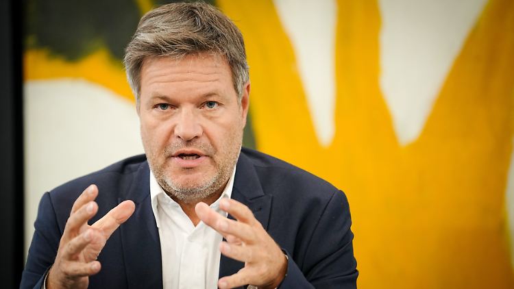 Gassparen bleibe weiter essentiell, sagt Habeck.