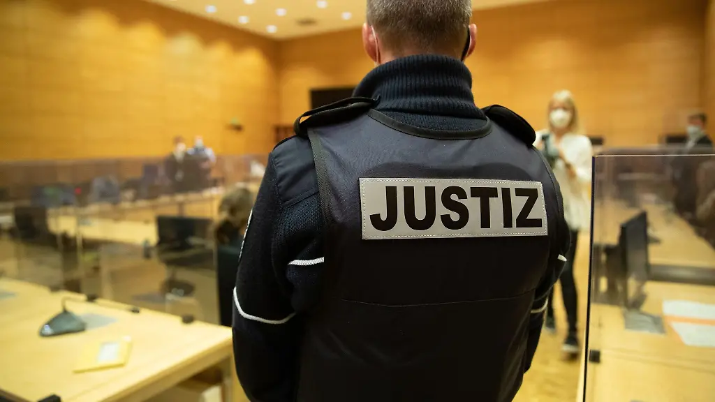 Ein-Justizbeamter-steht-in-einem-Gerichtssaal