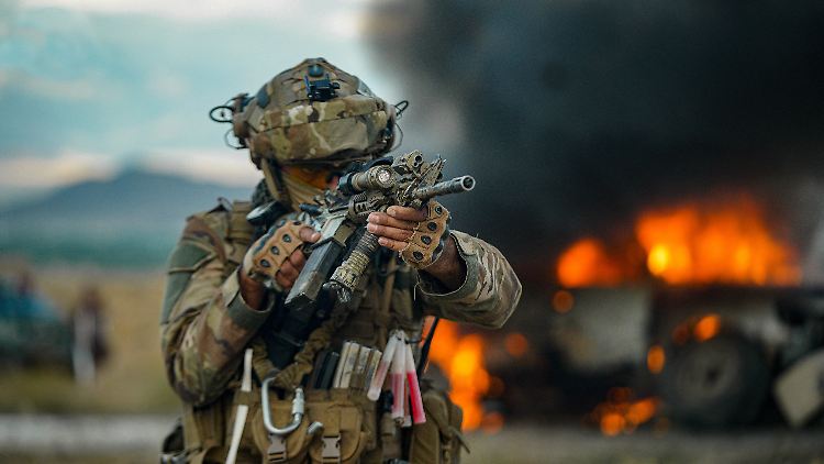 Ein Soldat der nun von den Taliban kontrollierten afghanischen Armee bei einer Übung - gekleidet in eine von den US-Truppen zurückgelassene Uniform, ausgestattet mit einer ebenfalls zurückgelassenen Waffe.