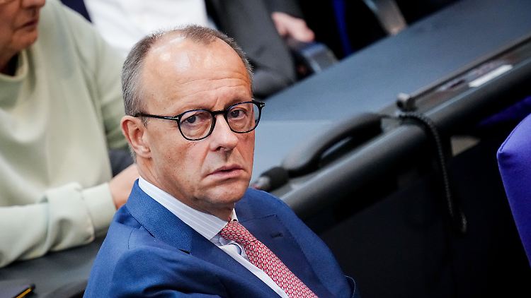 "Merz muss seine Vorurteile offenbar stets im Zaum halten wie kleine reaktionäre Frettchen, die ihm im Anzug herumzischen und bei wirklich unpassendster Gelegenheit aus dem Hemdkragen lugen."