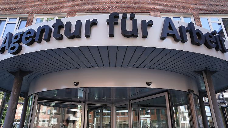 Die Zahl der Arbeitslosen, verglichen mit September vergangenen Jahres, war um 21.000 höher.