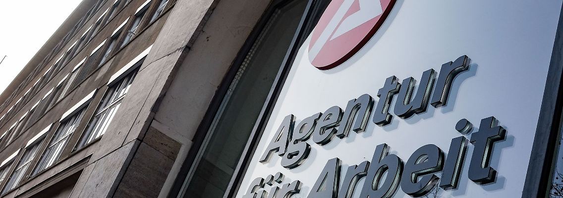 "Agentur für Arbeit" hängt über dem Eingang der Bundesagentur.