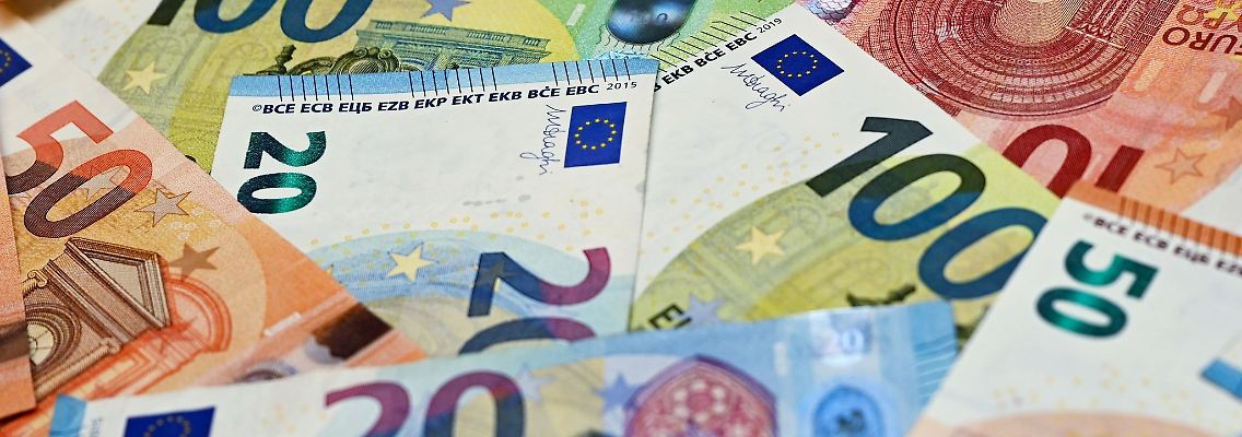 Eurobanknoten liegen auf einem Tisch.