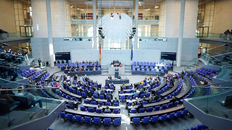"Der Staat darf nicht Profiteur davon sein, dass für die Menschen das Leben teurer wird", begründet Christian Lindner die Steuersenkung. 
