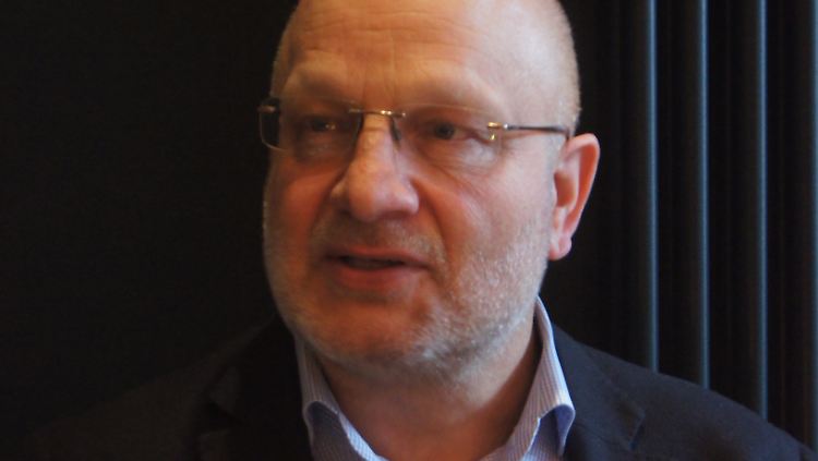 Gerd Hankel arbeitet am Hamburger Institut für Sozialforschung und ist wissenschaftlicher Angestellter der Hamburger Stiftung zur Förderung von Wissenschaft und Kultur. Er ist Autor zahlreicher Beiträge zum humanitären Völkerrecht, zum Völkerstrafrecht und zum Völkermord in Ruanda, dessen juristische Aufarbeitung er untersuchte.
