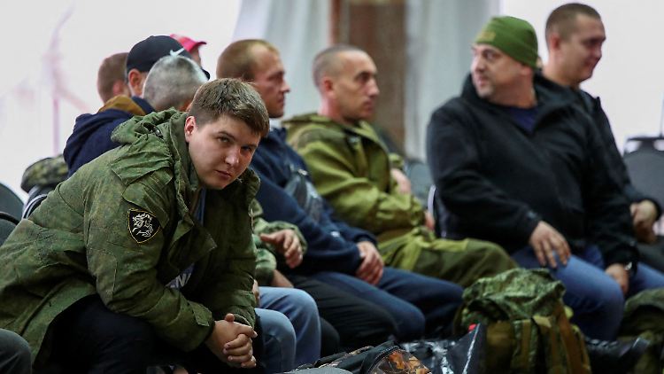 Russische Reservisten warten auf ihren Einsatz.