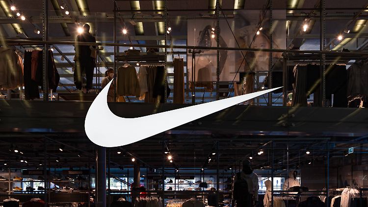 Nike kämpft vor allem im US-Markt mit der Konkurrenz neuer, hipper Marken wie Hoka von Deckers oder der vom Schweizer Tennisstar Roger Federer unterstützten On.