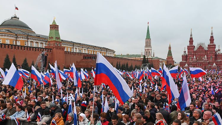 Auf dem Roten Platz in Moskau während der Annexionsrede von Kreml-Chef Putin versammeln sich Claqueure.  Nawalny sieht das Präsidialsystem als größtes Problem Russlands. 