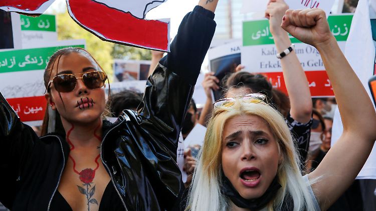 Demonstrantinnen in Istanbul unterstützen die Protestwelle im Iran.